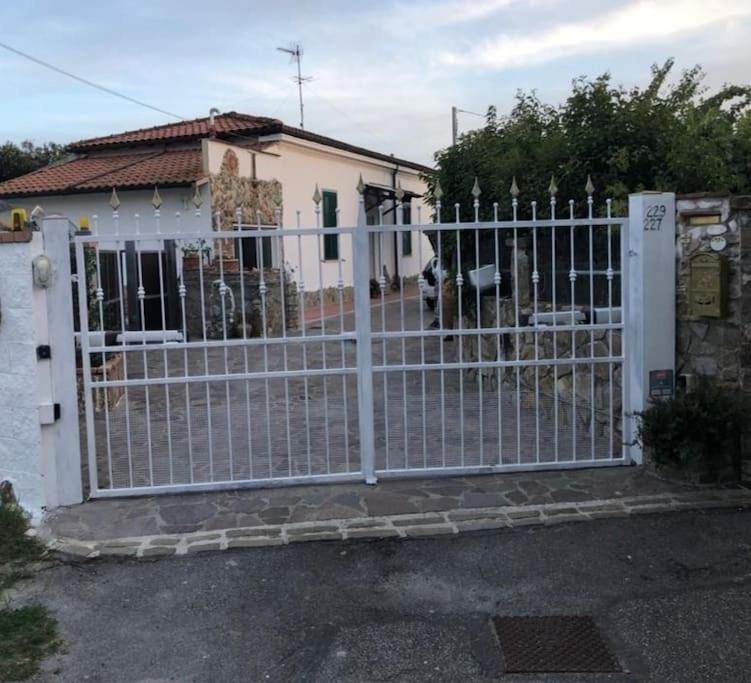 Villetta A Schiera Nei Pressi Del Mare Ливорно Екстериор снимка